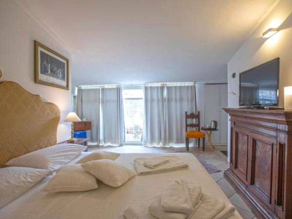 Chiesa Greca - SIT Rooms & Apartments : photo 2 de la chambre chambre double deluxe avec balcon