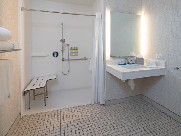 Holiday Inn Express Los Angeles LAX Airport, an IHG Hotel : photo 2 de la chambre suite avec douche accessible en fauteuil roulant - pour personnes à mobilité réduite