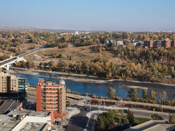 Delta Hotels by Marriott Calgary Downtown : photo 3 de la chambre chambre lit king-size de luxe avec vue sur l'eau