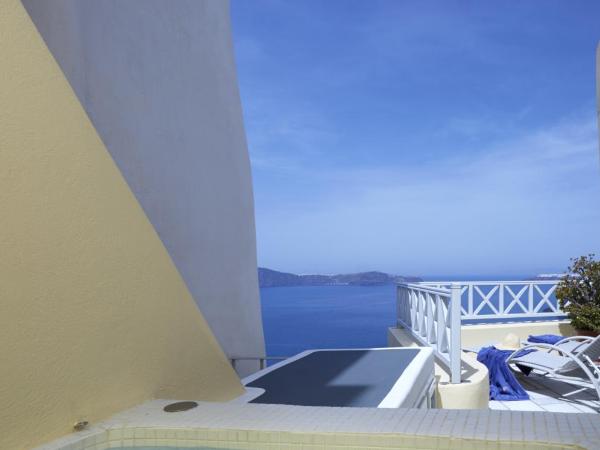 Cori Rigas Suites : photo 2 de la chambre petite suite avec bain à remous et terrasse avec vue sur la caldeira