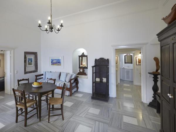 Cori Rigas Suites : photo 4 de la chambre suite supérieure avec bain à remous et balcon avec vue sur la caldeira