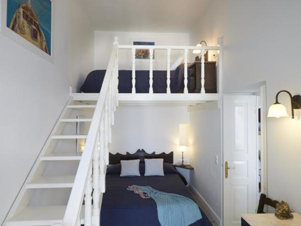 Cori Rigas Suites : photo 3 de la chambre suite supérieure avec bain à remous et balcon avec vue sur la caldeira