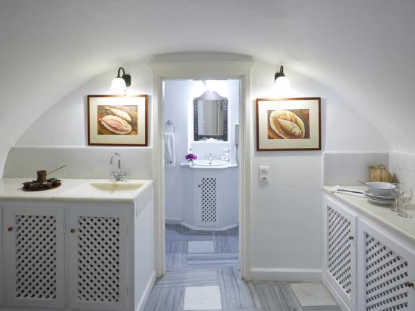 Cori Rigas Suites : photo 5 de la chambre suite supérieure avec bain à remous et balcon avec vue sur la caldeira