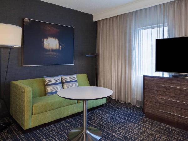 Dallas Marriott Suites Medical/Market Center : photo 4 de la chambre renovated one-bedroom suite with two double beds and sofa bed - high floor