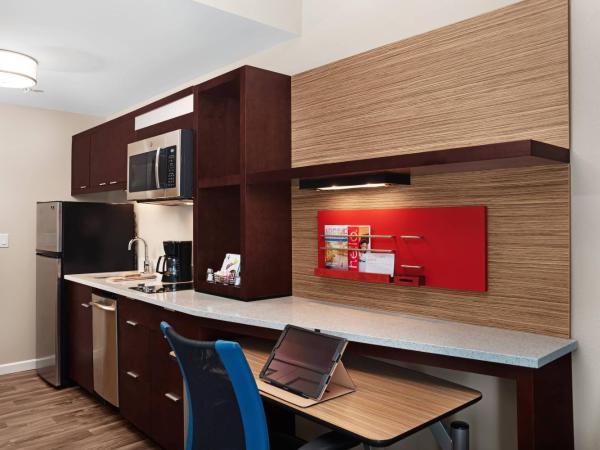 TownePlace Suites by Marriott Orlando Theme Parks Lake Buena Vista : photo 1 de la chambre studio lit king-size avec canapé-lit