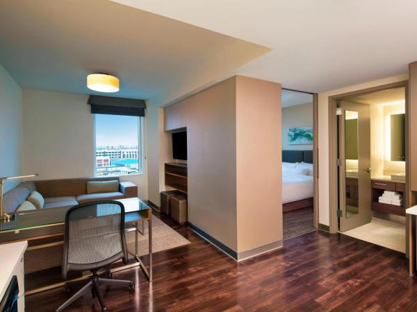 Element Boston Seaport District : photo 4 de la chambre suite 1 chambre lit king-size avec canapé-lit