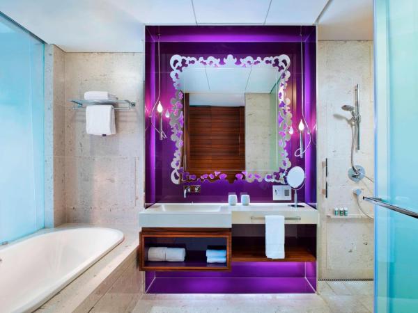 W Singapore - Sentosa Cove : photo 6 de la chambre fabulous room, guest room, 1 king bed, balcony, pool view