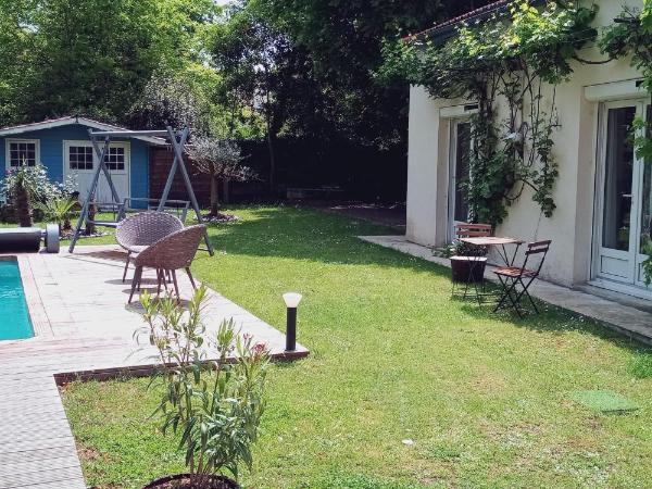 Mérig'home Chambre BD climatisée dans maison avec piscine au calme en ville, SdB & toilettes privés : photo 5 de la chambre chambre double