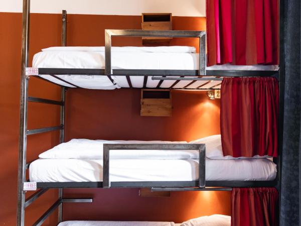 Sir Toby's Hostel : photo 3 de la chambre lits superposés dans dortoir mixte de 12 lits