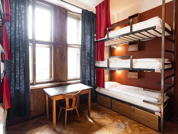 Sir Toby's Hostel : photo 5 de la chambre lits superposés dans dortoir mixte de 12 lits