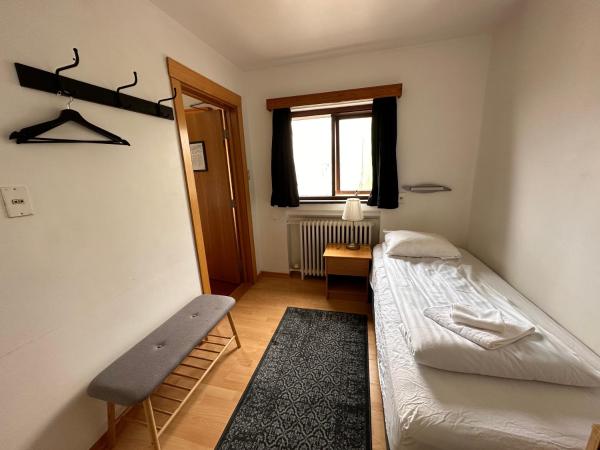 Travel Inn : photo 1 de la chambre chambre simple avec toilettes et douche communes