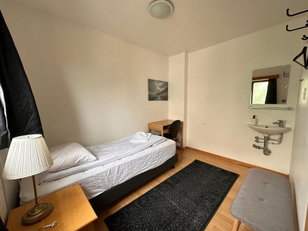 Travel Inn : photo 2 de la chambre chambre simple avec toilettes et douche communes