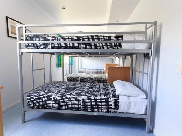 YHA Cairns Central : photo 1 de la chambre bed in 6 share female dormitory with ensuite