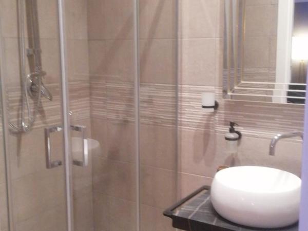 B&B Mini Hotel Incity-close train station and port- : photo 3 de la chambre chambre lit queen-size avec balcon