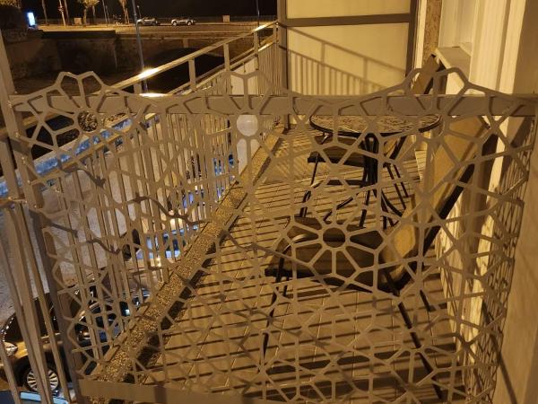 B&B Mini Hotel Incity-close train station and port- : photo 4 de la chambre chambre lit queen-size avec balcon