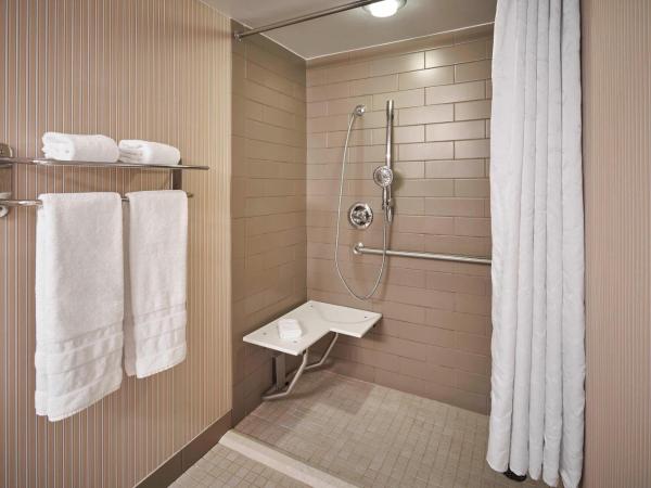 Sheraton Inner Harbor Hotel : photo 7 de la chambre chambre lit queen-size - vue sur ville