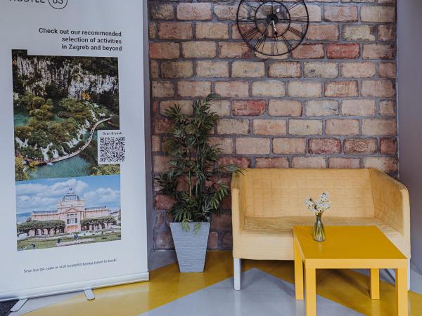 Private Rooms at Hostel63 : photo 3 de la chambre private quadruple room with balcony and private bathroom 