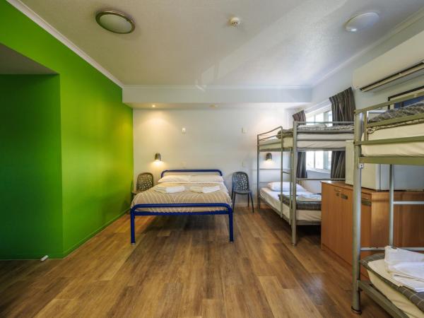 YHA Cairns Central : photo 2 de la chambre hébergement lit queen-size plus 4 avec salle de bains privative