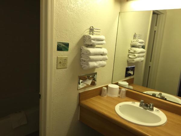 EZ 8 Motel Airporter : photo 4 de la chambre chambre lit queen-size