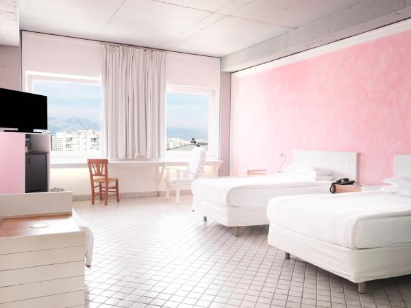 The Marmara Antalya : photo 7 de la chambre chambre double ou lits jumeaux - vue sur ville