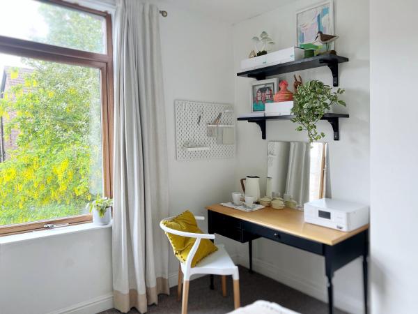 Beautiful Private Room in Levenshulme : photo 8 de la chambre chambre double - vue sur jardin