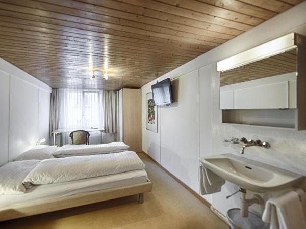 Hotel Weisses Kreuz : photo 3 de la chambre chambre double avec salle de bains commune