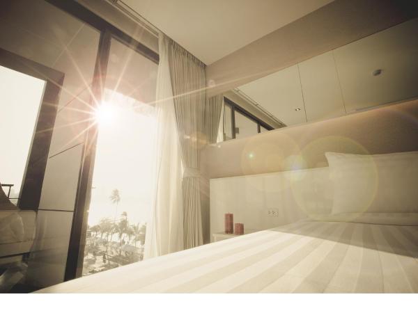 Serenotel Pattaya : photo 8 de la chambre chambre double deluxe - vue partielle sur mer