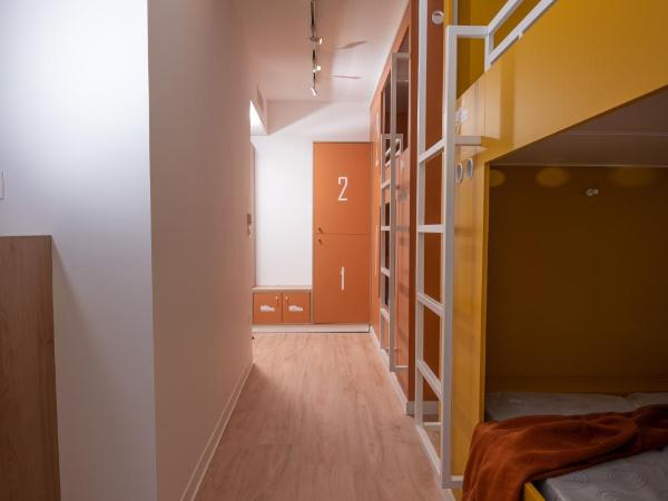 Hostel Le Hüb Toulon : photo 8 de la chambre dortoir mixte de 6 lits