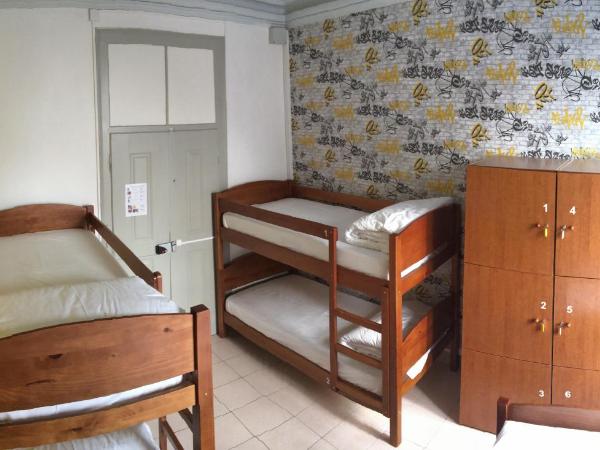 Meeting Hostel : photo 2 de la chambre lit simple dans dortoir à 6 lits