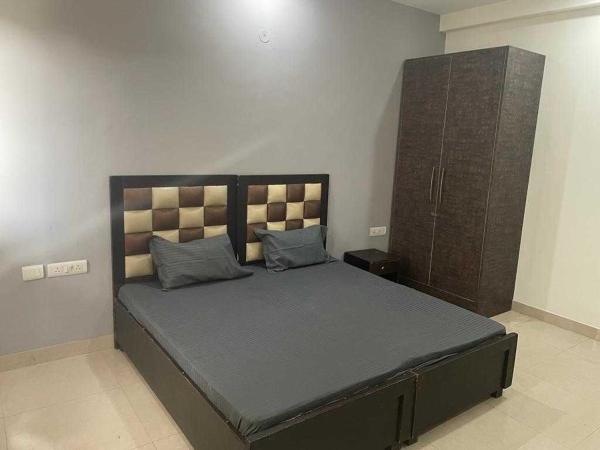 Hotel O H.l Homes Near Bestech Central Square Mall : photo 1 de la chambre chambre triple classique