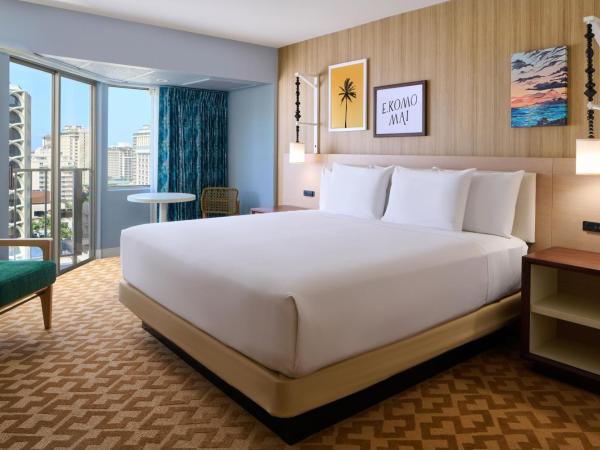 Waikiki Malia : photo 1 de la chambre hébergement récemment rénové avec 1 lit king-size - vue partielle sur océan
