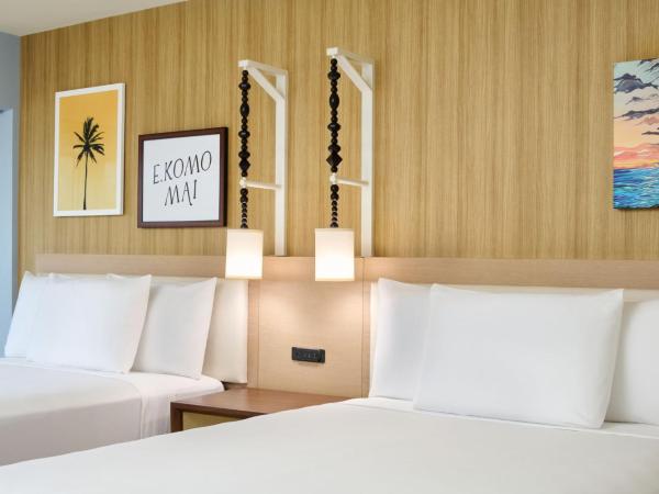 Waikiki Malia : photo 3 de la chambre hébergement récemment rénové avec 2 lits doubles - vue sur waikiki
