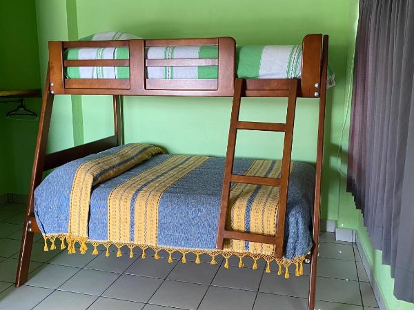 Casa LEONOR : photo 3 de la chambre chambre triple avec salle de bains privative