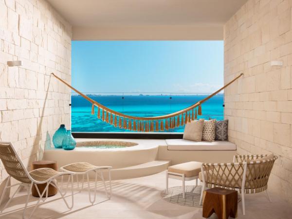Impression Isla Mujeres by Secrets - Adults Only - All Inclusive : photo 3 de la chambre suite junior double signature avec bain à remous - côté océan