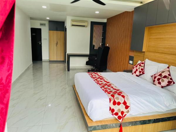 Prime Suite at Ampang - Individual Private Rooms : photo 4 de la chambre suite lit king-size avec balcon