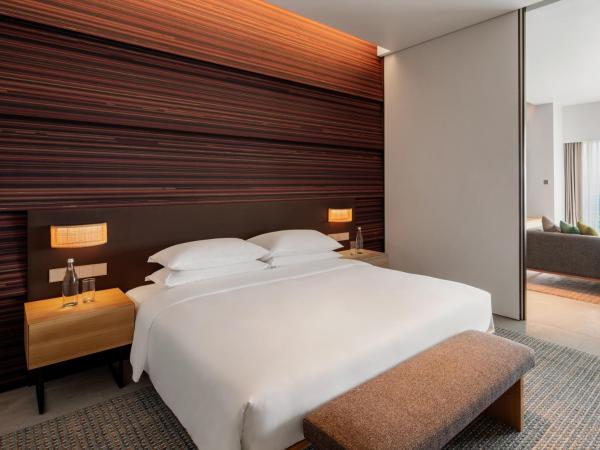 Hyatt Centric Kota Kinabalu : photo 1 de la chambre suite lit king-size