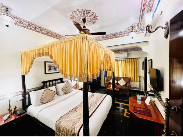 Umaid Mahal - A Heritage Style Boutique Hotel : photo 10 de la chambre chambre royale de luxe avec utilisation quotidienne d'une voiture privée avec chauffeur