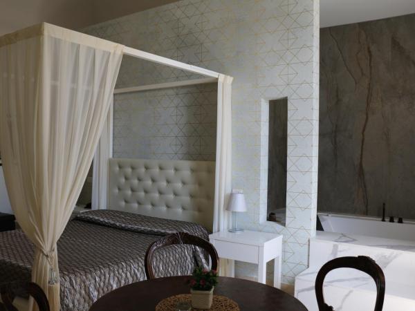 Albergo Del Sedile : photo 1 de la chambre suite lit queen-size avec baignoire spa