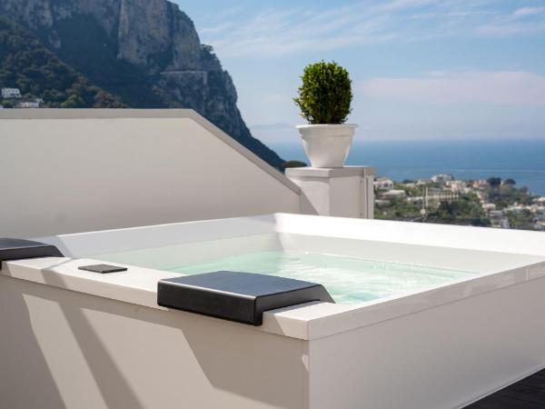 Palazzo M Capri : photo 1 de la chambre suite avec baignoire spa