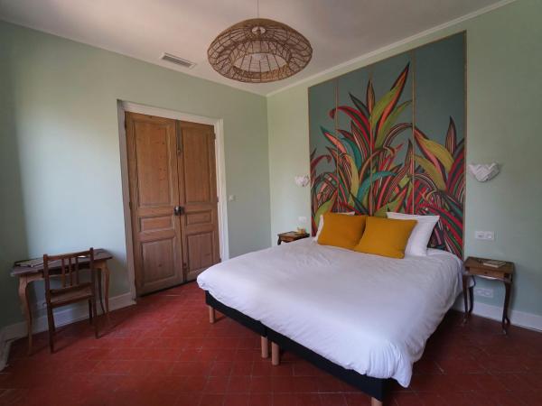 Domaine de Lanis - Maison d'hôtes avec parc et piscine : photo 1 de la chambre chambre double - vue sur jardin