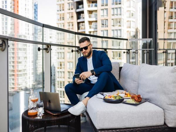 Paradox Hotel Vancouver : photo 3 de la chambre hébergement 2 lits queen-size paradox avec balcon