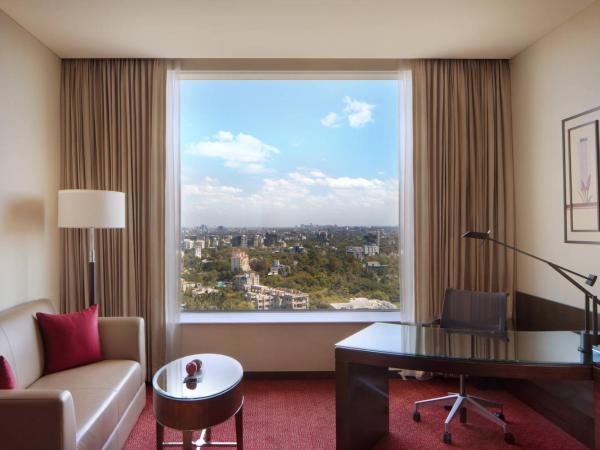 JW Marriott Pune : photo 4 de la chambre chambre lit king-size deluxe - vue sur ville