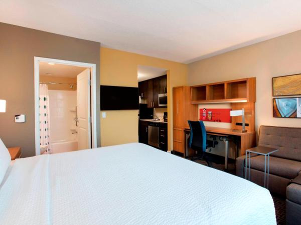 TownePlace Suites Orlando at FLAMINGO CROSSINGS® Town Center/Western Entrance : photo 3 de la chambre suite lit king-size avec canapé-lit