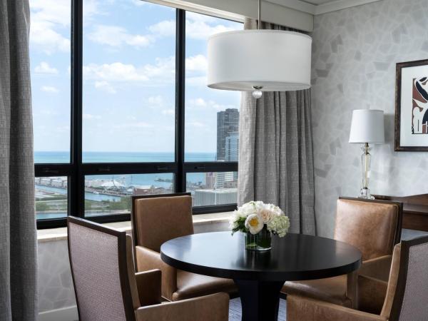 The Ritz-Carlton, Chicago : photo 6 de la chambre suite lit king-size de luxe - côté lac