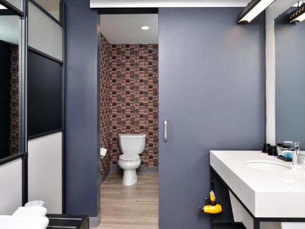 Aloft Charlotte Airport : photo 4 de la chambre savvy, larger guest room, 1 king