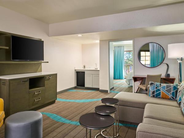 Sheraton Tucson Hotel & Suites : photo 3 de la chambre club level, suite, 1 king, sofa bed, corner room, balcony