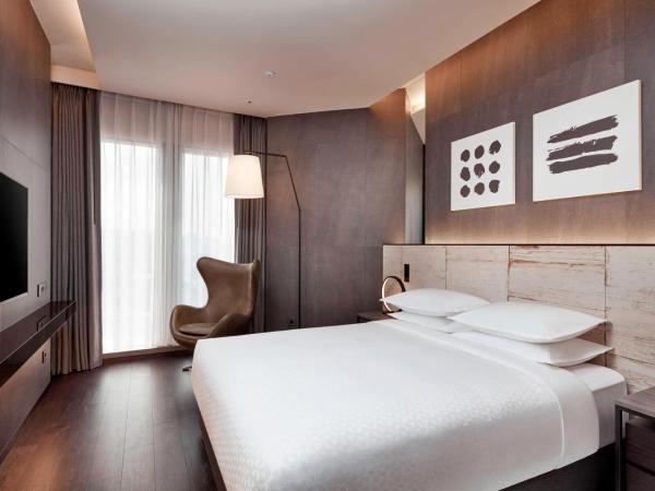 Four Points by Sheraton Seoul Gangnam : photo 3 de la chambre chambre double premier plus spacieuse avec lit queen-size - vue sur ville