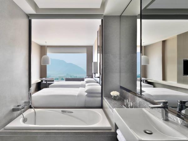 Kathmandu Marriott Hotel : photo 4 de la chambre chambre club 2 lits doubles avec accès au salon club – vue sur montagne