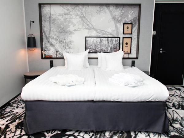 Clarion Collection Hotel Katajanokka : photo 1 de la chambre suite junior 1 lit king-size - vue sur cour