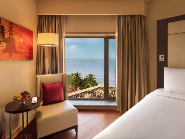 JW Marriott Mumbai Juhu : photo 5 de la chambre chambre lit king-size - vue sur océan
